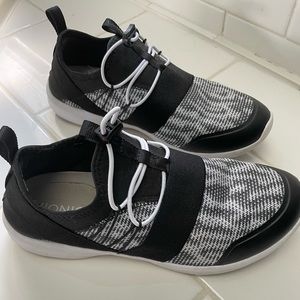 Vionic sz 9 wide Alaina slip on sneaker
